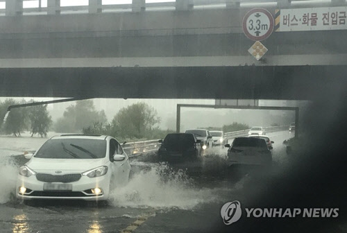 전북 대부분 지역에 호우특보가 내린 1일 오후 전주시 완산구 물에 잠긴 마장교 언더패스(다리 밑을 지나는 도로)로 차량이 지나고 있다. 이곳은 이날 오후 2시 58분께 차량 통행이 통제됐다. <연합뉴스>